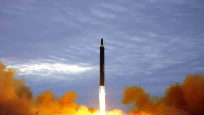 كوريا الشمالية تطلق صاروخا باليستيا تجاه البحر